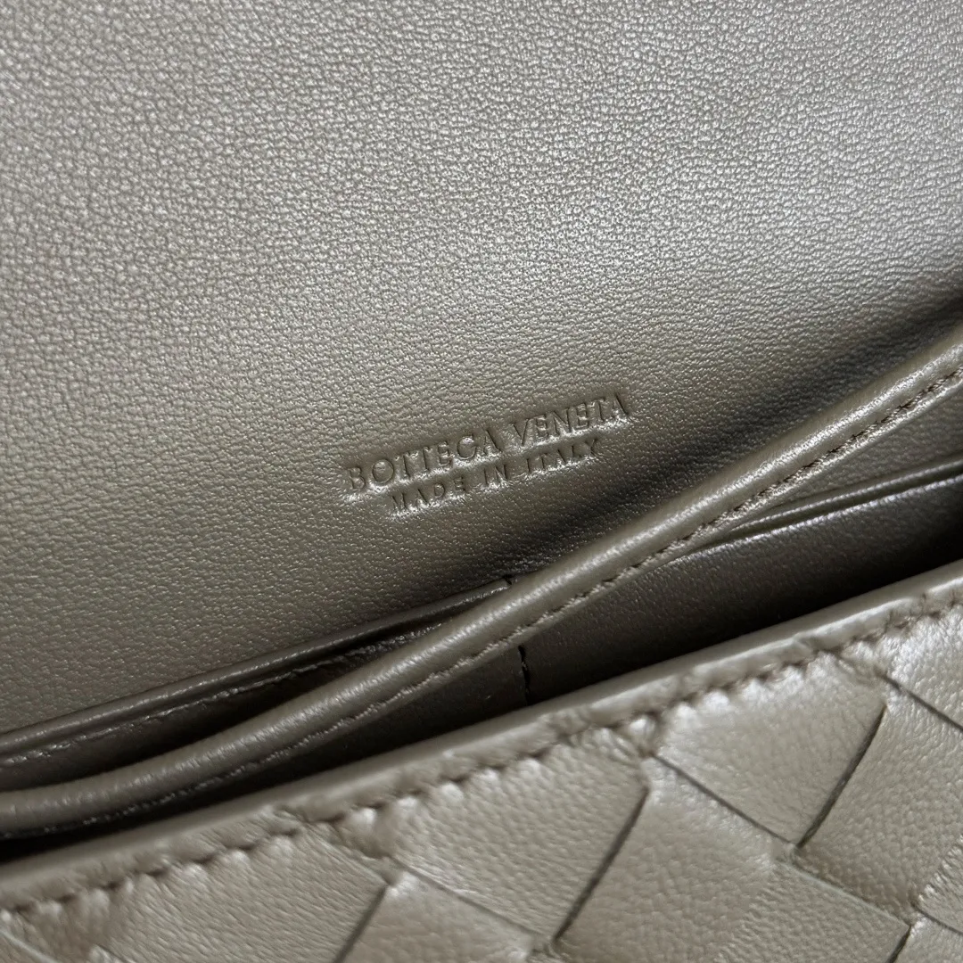 Batch 1560 Bottega Veneta2025 new product Daisy Andiamo bag, classic woven crossbody bag, thin shoulder strap is more casual, especially the small pendant design this time, daisy + green leaves + small gold chain, add a playful and smart look to the tough leather🌼Metallic button and knot closure, simple but not simple, elegant texture, elegant weaving attitude. You can also decide how to carry the bag according to your outfit and occasion. It can be used as a clutch bag, shoulder bag, or crossbody bag. It has a high usage rate. 😊Pair it with a simple skirt to instantly become relaxed and fashionable. Pair it with a smart suit to neutralize the formal feeling. It can be used for commuting and dating! Style number: 838870 (836940) Size: 19*12.6*2cm